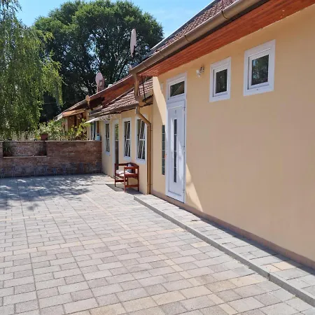 Belvarosi Pihenohaz Apartment Bekescsaba