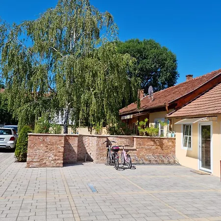 Belvarosi Pihenohaz Apartament *